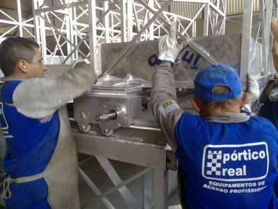 Foto 94 — Fábrica e Equipe — Pórtico Real