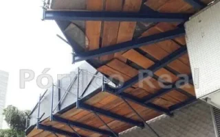 Como a bandeja de proteção primária ajuda na segurança dos trabalhadores?