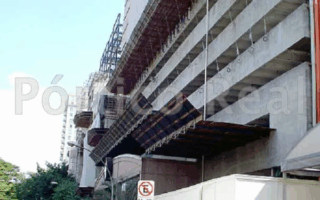 Bandeja periférica e cargueira