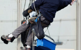 Resgatadores e EPIs para trabalho em altura: O plano de emergência na prática