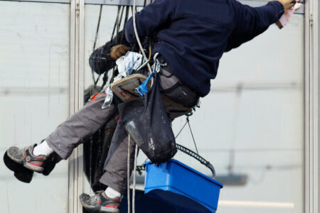 Resgatadores e EPIs para trabalho em altura: O plano de emergência na prática