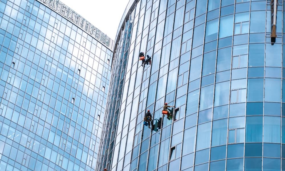 Manutenção de fachadas: como planejar o acesso seguro em prédios com arquitetura complexa?